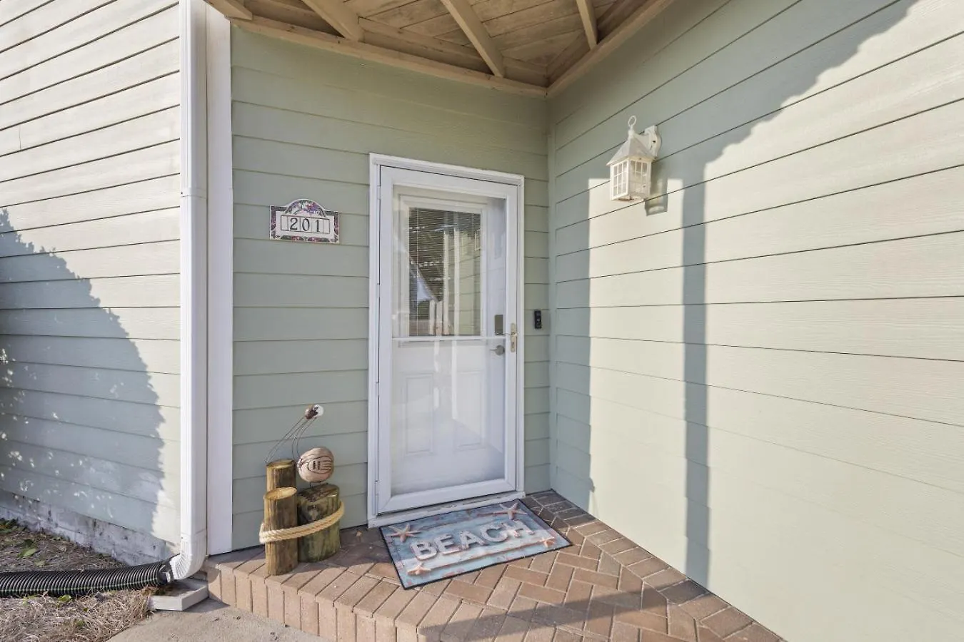 Destination 201 Apartment 0*, Destin